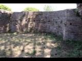 02460 ostia - regio v - insula xi - tempio collegiale (v,xi,1) - raum hinter dem podium - apsis im sueden - 06-2022.jpg